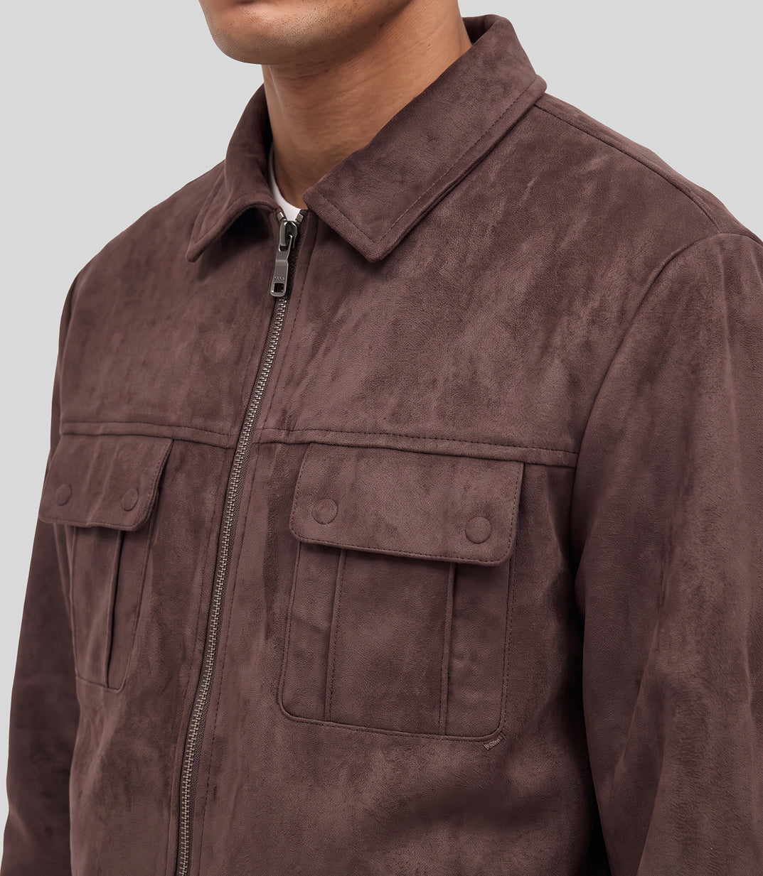 Regent Suede Jacket in wine, close-up of the collar and magnetic chest pockets